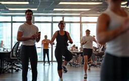 Coaching en entreprise, salle de réunion adaptée à l'activité physique de groupe